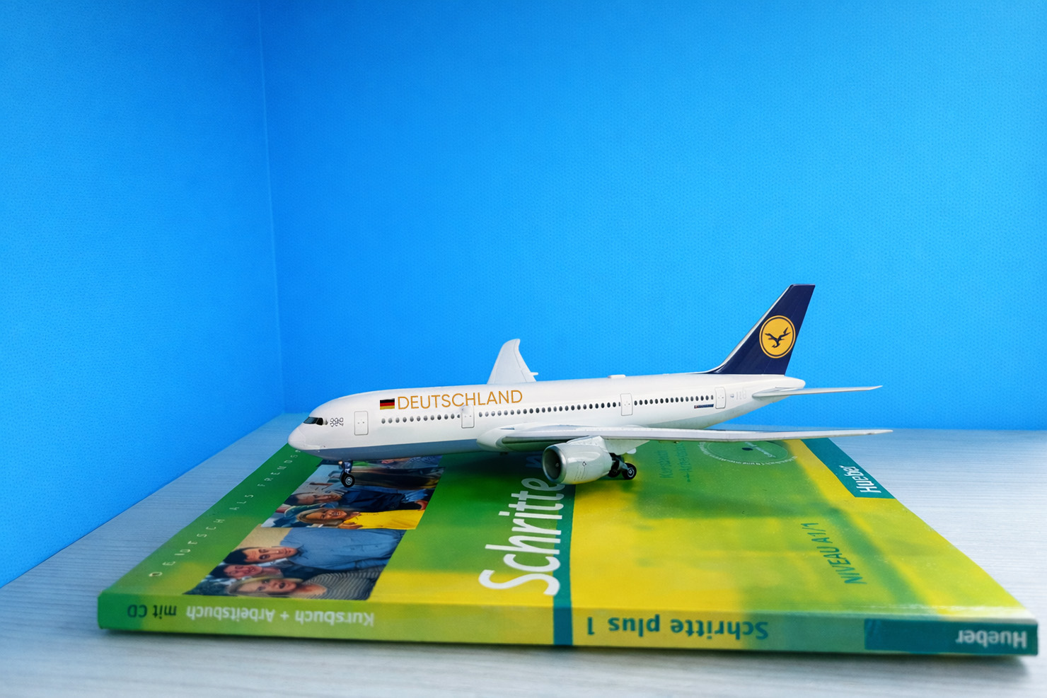 В Германии людей не выпускали из самолётов, потому что… у водителей автобусов закончилась смена